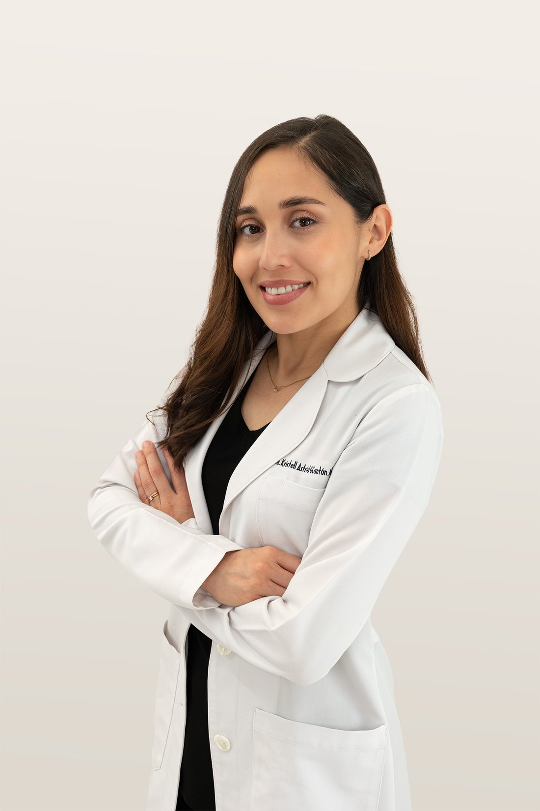 Dra. Kristell G. Cantón Alonso, oftalmóloga, sonriendo con bata blanca